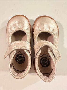 Livie & Luca Girls Classic Gold Scalloped Mary Jane’s Size 7